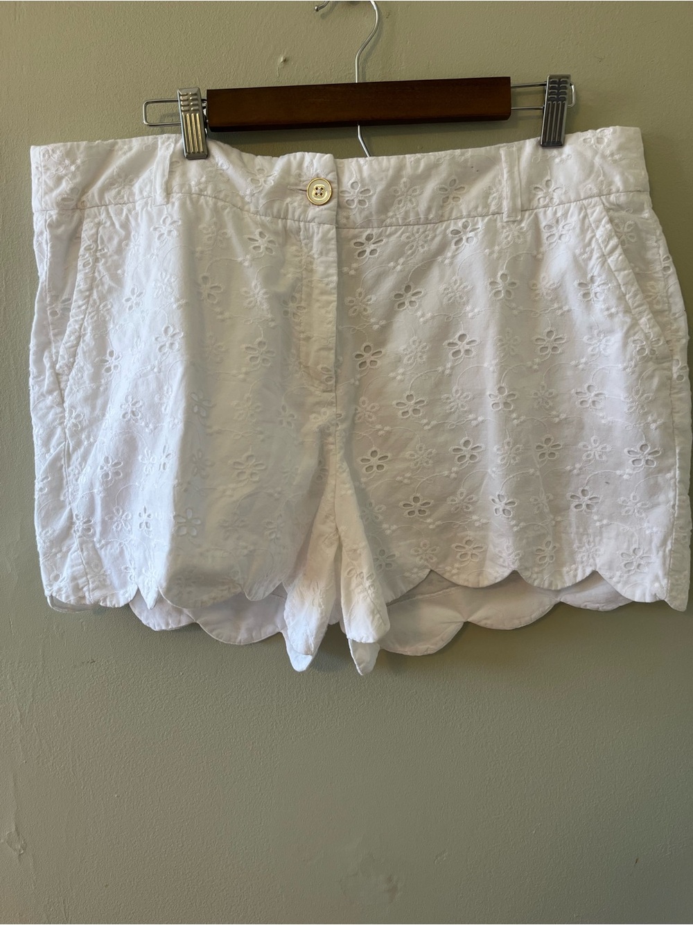 crown & ivy White Eyelet Scalloped Hem High-Waist Shorts 100% Cotton cottagecore